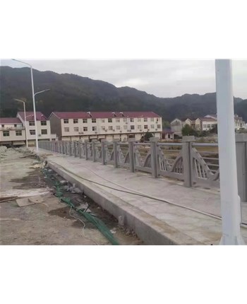 公路旁的水泥仿木欄桿有什么作用？