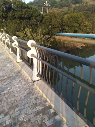 寧波北侖濱?？焖俾芬惶?hào)、四號(hào)橋橋梁欄桿